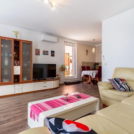 Apartman Laura เซรส ภายนอก รูปภาพ