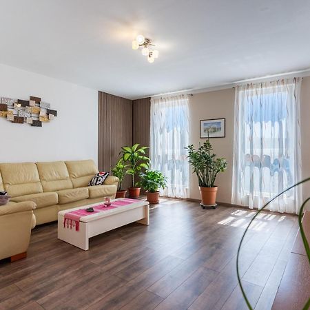 Apartman Laura เซรส ภายนอก รูปภาพ